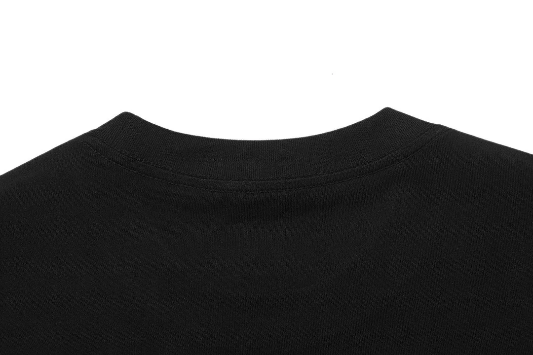 AMI PARIS 2026New Arrival Official website Same Style Imported machine high-density embroidered love letters logo Men and women Same Style short-sleeved T-shirt ·Customized 300 grams of 100% double yarn pure cotton fabric ·Dyeing of 32 double-strand threads ·Collar label, hangtag, main mark and three labels complete Color: Black Size: XS S M L